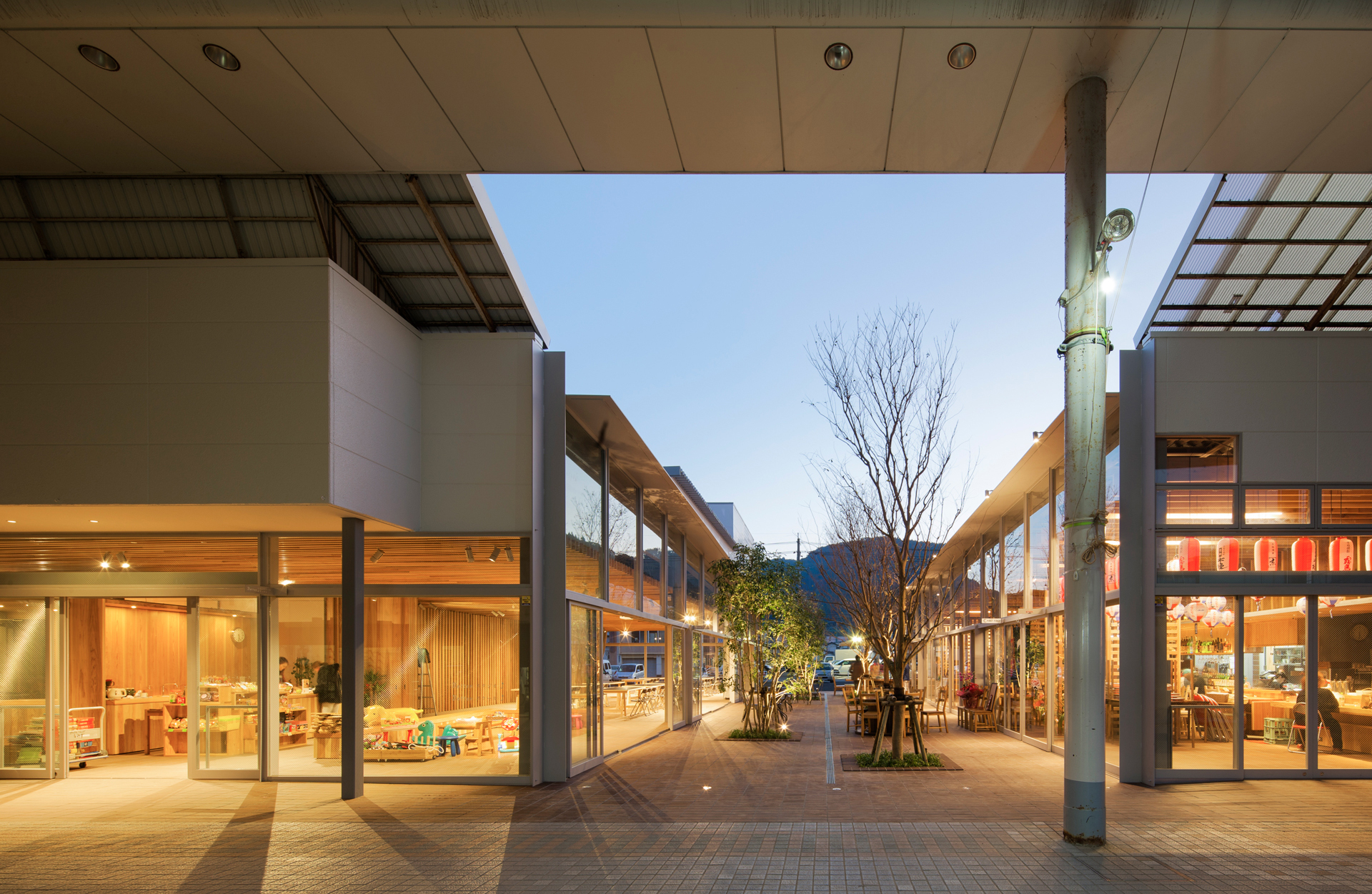 日南市油津商店街 多世代交流モール / Community Mall for All